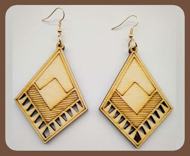 Sin duda los aretes de madera pueden ser utilizados con diferentes outfits