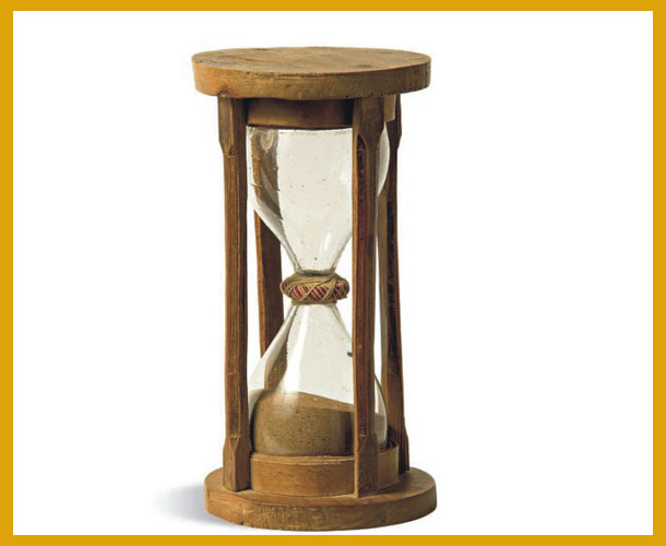 El reloj de arena consistía en dos objetos unidos de vidrio principalmente, que contenian arena la cual iba cayendo conforme pasaba el tiempo 